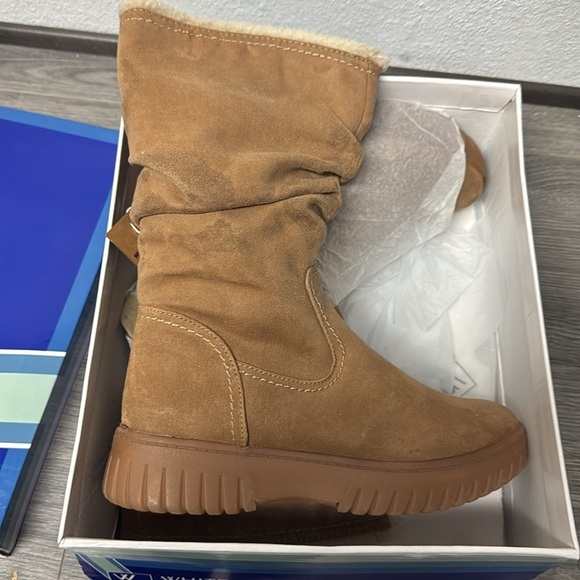 WHITE MOUNTAIN Classic Tan Suede Boots with Side Zipper - Picture 4 of 5